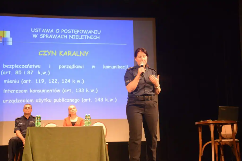 W Starym Sączu policjanci rozmawiali z uczniami o bezpiecznych wakacjach