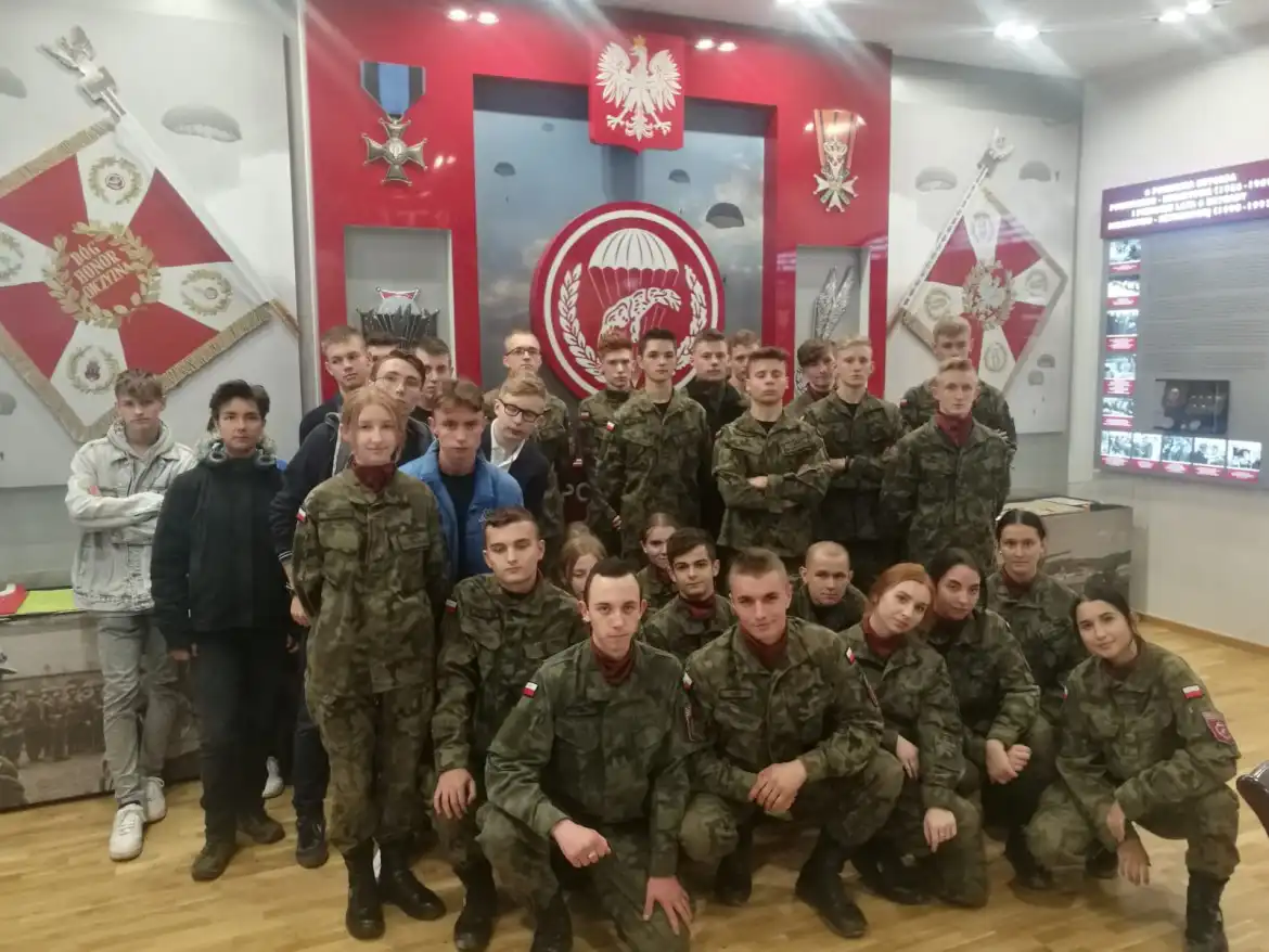 Uczniowie ZS w Marcinkowicach wzięli udział w uroczystościach z okazji Święta 6. Brygady Powietrznodesantowej w Krakowie