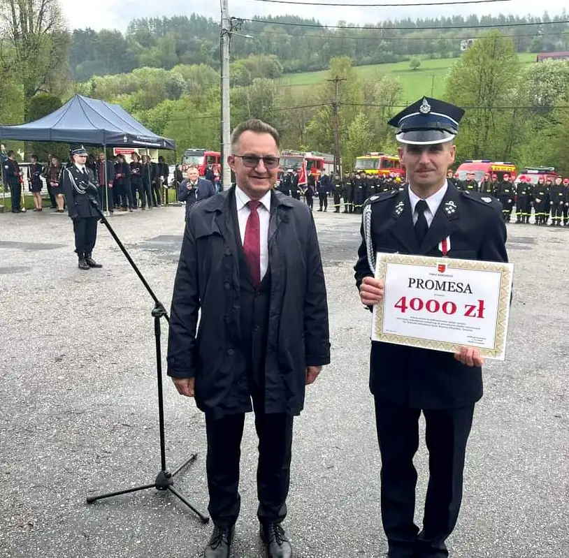 OSP w Długołęce-Świerkli z nowym sztandarem i promesą od starosty