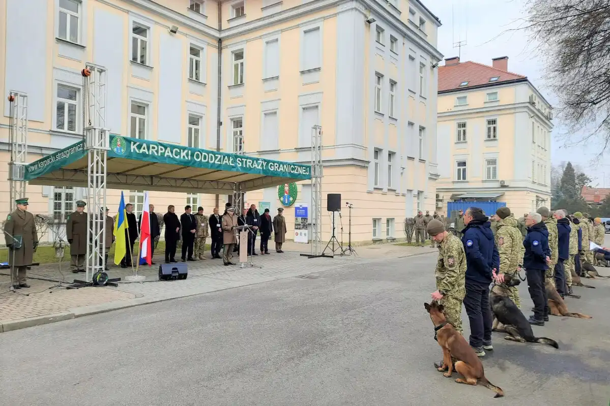 W Komendzie KaOSG przekazano ukraińskim żołnierzom psy saperskie