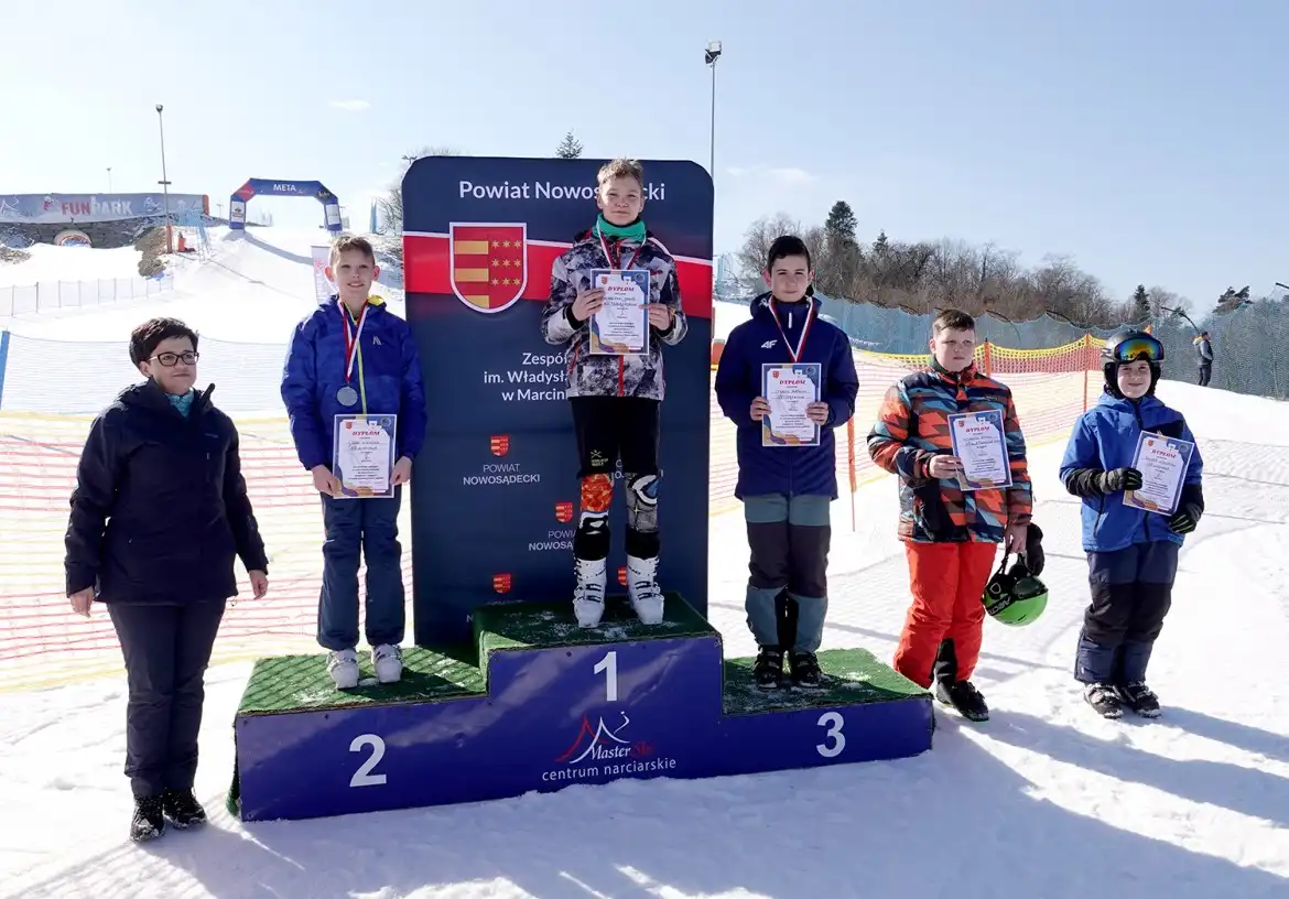 Zawody w narciarstwie alpejskim w Tyliczu. Na stok wyruszyło aż 200 zawodników