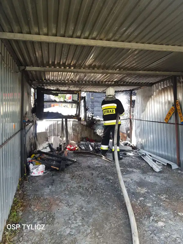 Pożar altany w Tyliczu. Zagrożony rozprzestrzenieniem ognia był dom