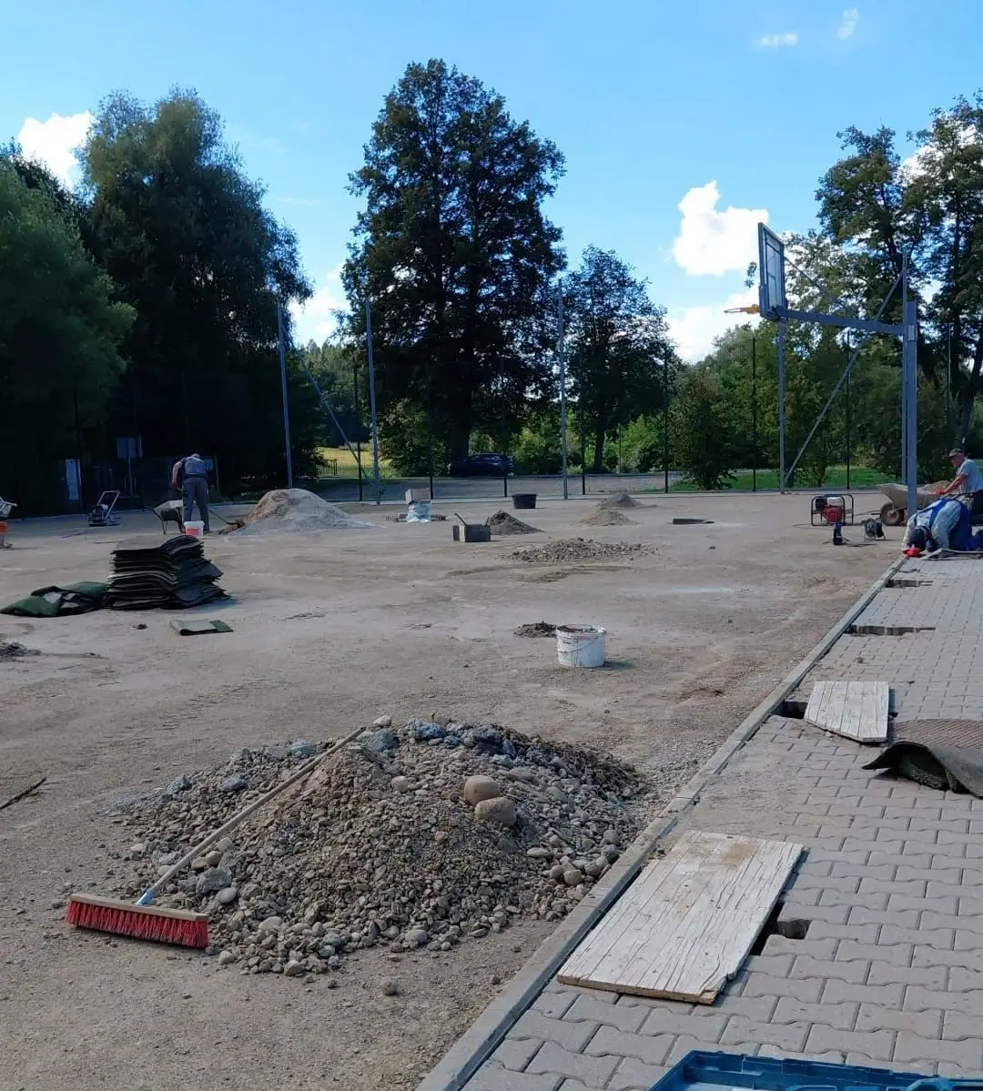 Ruszyły prace w Bartkowej-Posadowej. Boisko wielofunkcyjne przejdzie modernizację