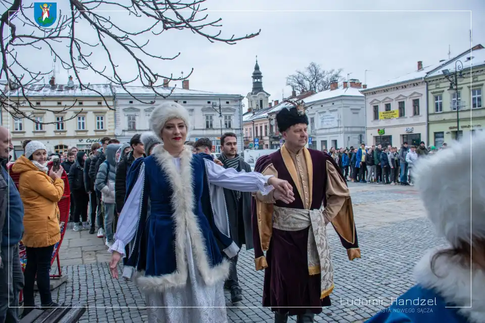 Już po raz piętnasty sądeccy maturzyści zatańczyli tradycyjnego Poloneza przed Ratuszem