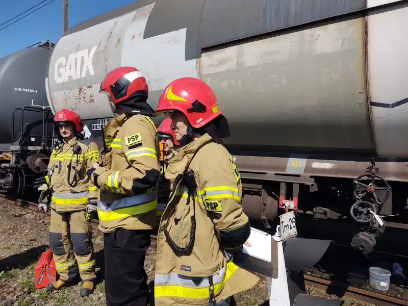 Nowy Sącz: Z cysterny kolejowej wyciekł olej. Interweniowali strażacy