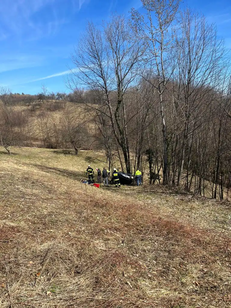 Zabrzeż: Dachowała osobówka. Auto zatrzymało się na skarpie