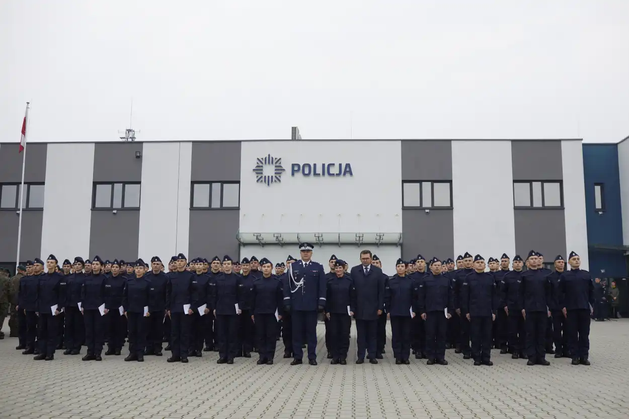 Szeregi małopolskiej Policji zasiliło 100 nowych funkcjonariuszy. Trzech z nich będzie pełniło służbę w Nowym Sączu