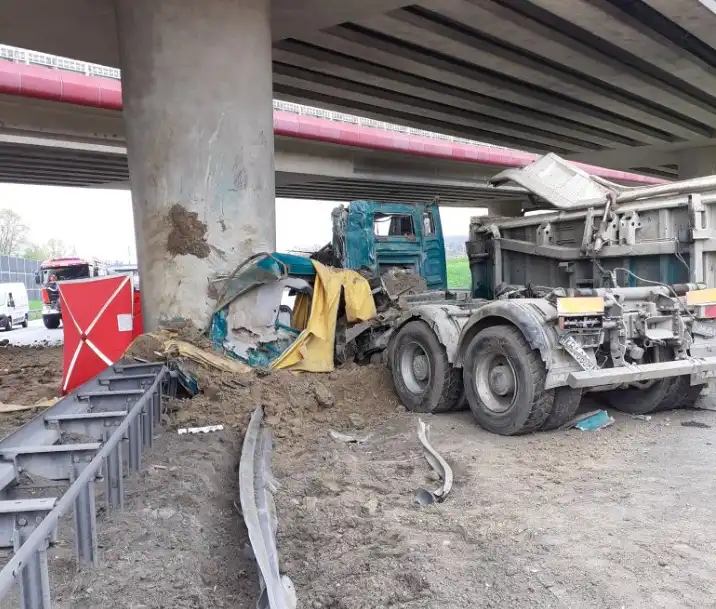 Kraków: Samochód ciężarowy uderzył w filar mostu