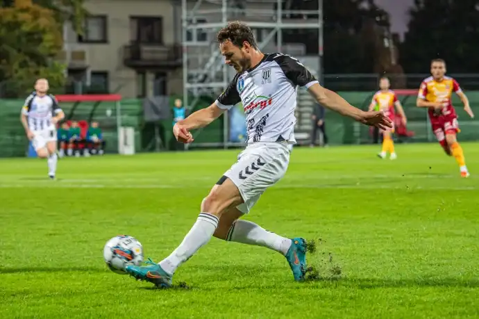 Biało-Czarni pokonują w Niepołomicach Chojniczankę Chojnice