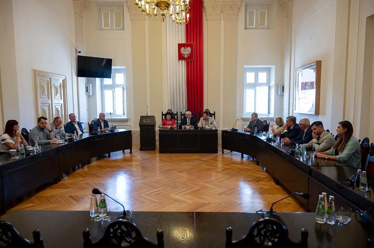 Wicemarszałek Józef Gawron spotkał się z samorządowcami ziemi gorlickiej. Dyskutowano o zmianach Programu Ochrony Powietrza