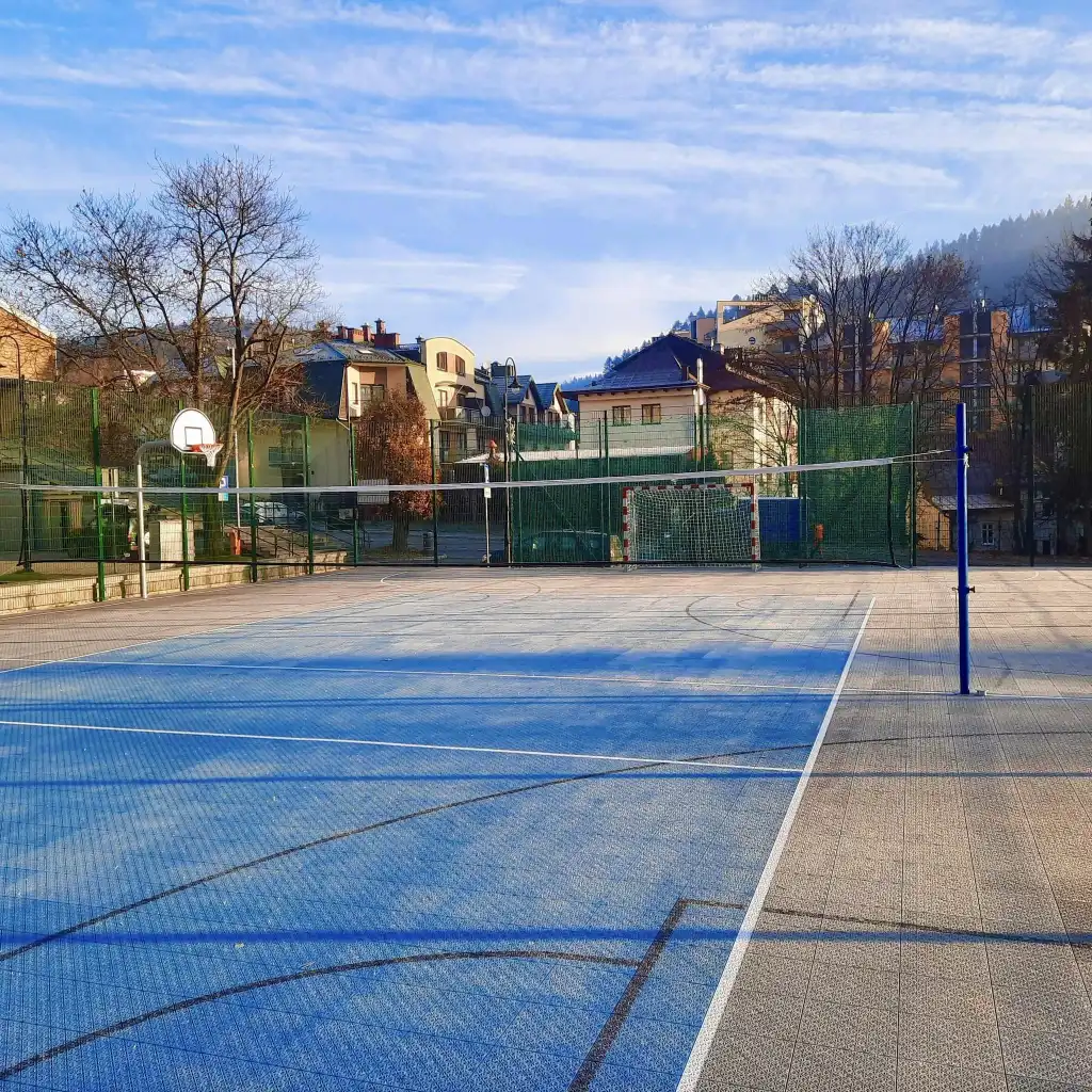 Krynica-Zdrój z nowoczesnym boiskiem. Piłka, koszykówka i siatkówka w jednym miejscu