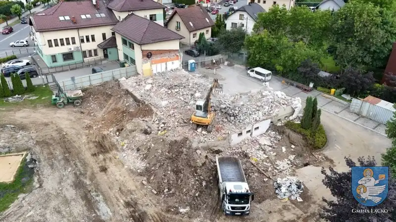Stary budynek przedszkola samorządowego w Łącku po rozbiórce. W jego miejscu powstanie nowy obiekt