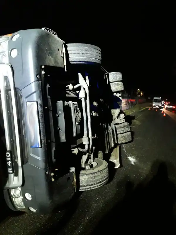 Olszanka: Ciężarówka wioząca jabłka wywróciła się