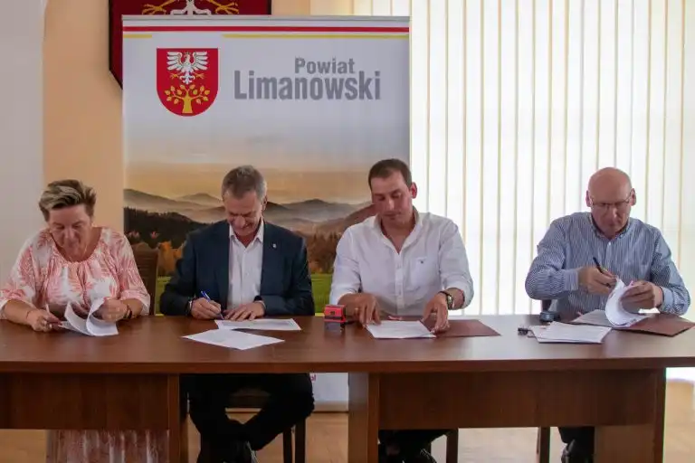 W Starostwie Powiatowym w Limanowej podpisano umowy na modernizację sal gimnastycznych w trzech szkołach ponadpodstawowych