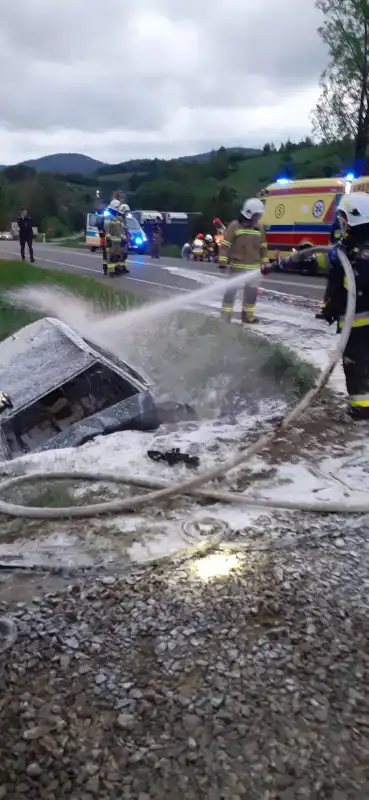 Wypadek w Nowej Wsi. Osobówka wypadła z drogi, uderzyła w przepust i się zapaliła