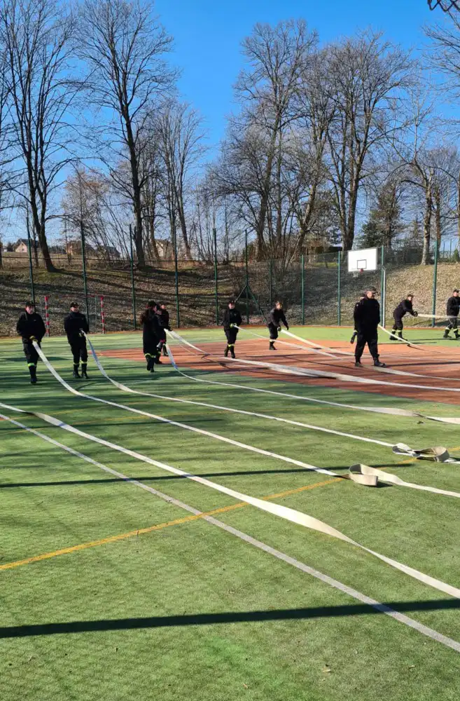 Uczniowie klasy pożarniczej ZS w Marcinkowicach ćwiczą umiejętności