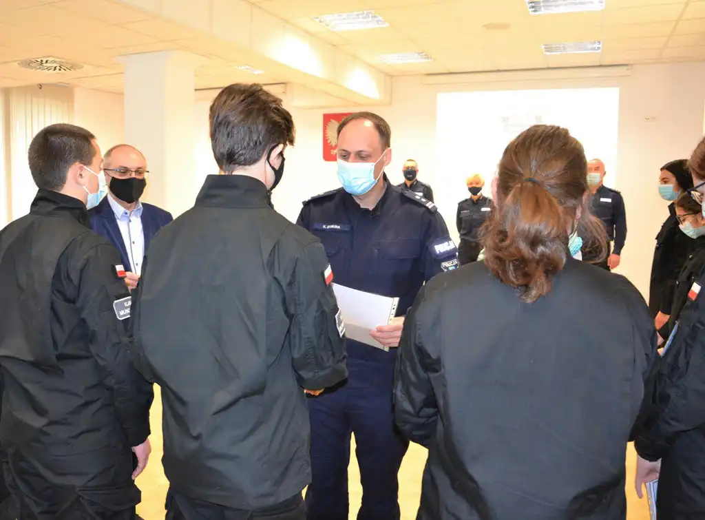 Uczniowie "klasy policyjnej" ZS w Marcinkowicach otrzymali akty nominacyjne na kolejne stopnie uczniowskie