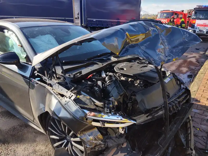 Paszyn: Dwie osobówki zderzyły się i uszkodziły przejeżdżającą obok ciężarówkę