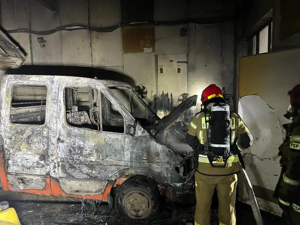 Trzetrzewina. Pożar w warsztacie samochodowym. Spłonął samochód