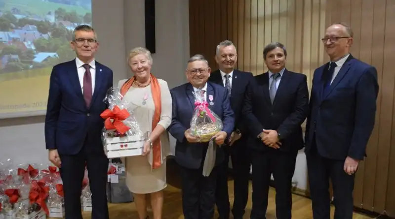 Małżeństwa z długoletnim stażem otrzymały medale od Prezydenta RP. Wśród nich pary z Gminy Stary Sącz