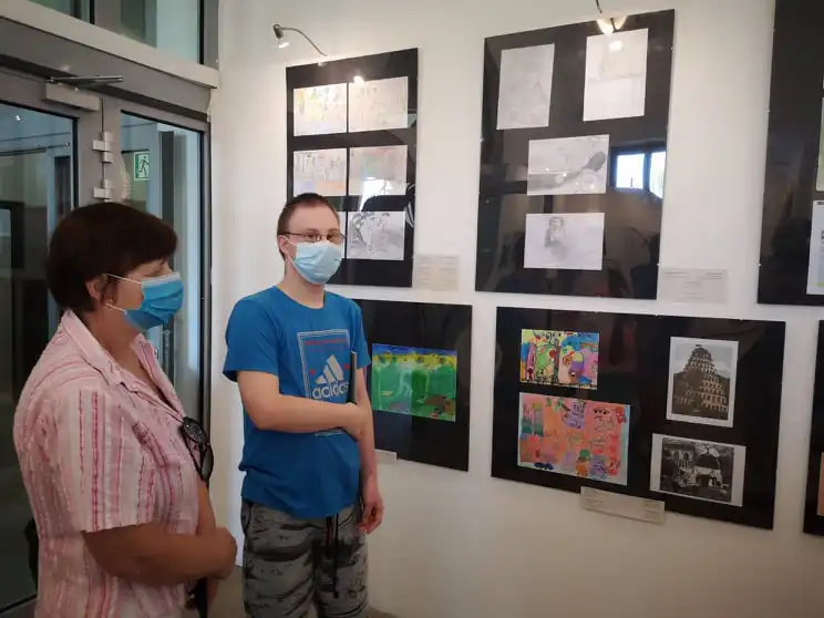 Międzynarodowa wystawa prac inspirowanych twórczością Nikifora i Violi Berki w Miasteczku Galicyjskim