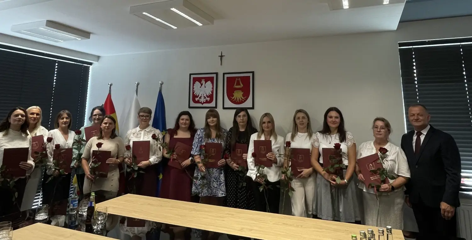 13 nauczycielek z gminy Korzenna z awansem. Wójt wręczył akty mianowania