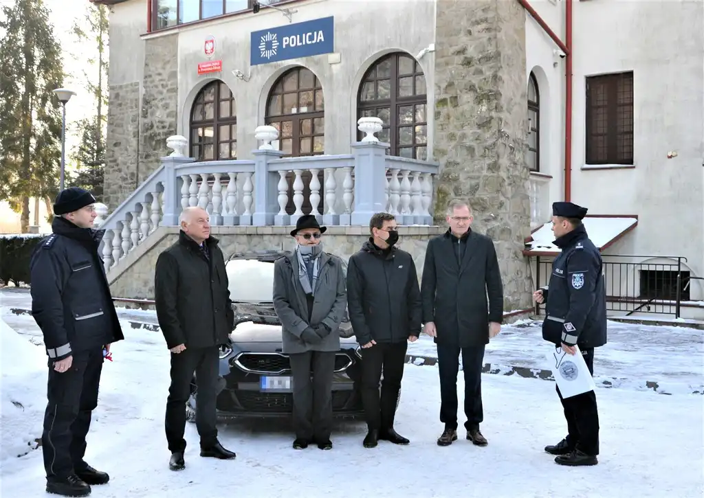 Piwniczański komisariat Policji ma nowy samochód