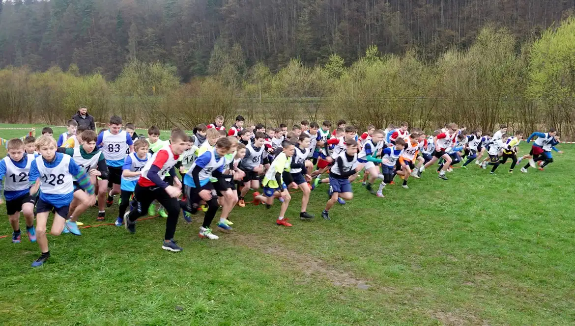 Mistrzostwa Powiatu w biegach przełajowych. W zawodach uczestniczyło blisko 800 dzieci ze szkół podstawowych i średnich z Sądecczyzny