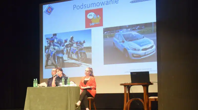 W Starym Sączu policjanci rozmawiali z uczniami o bezpiecznych wakacjach