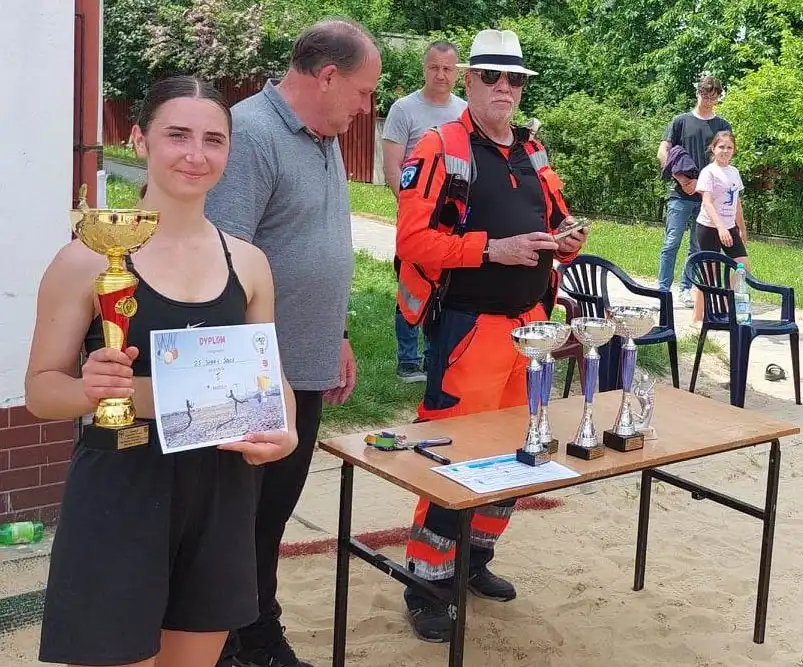 Nowi mistrzowie powiatu w piłce plażowej dziewcząt i chłopców