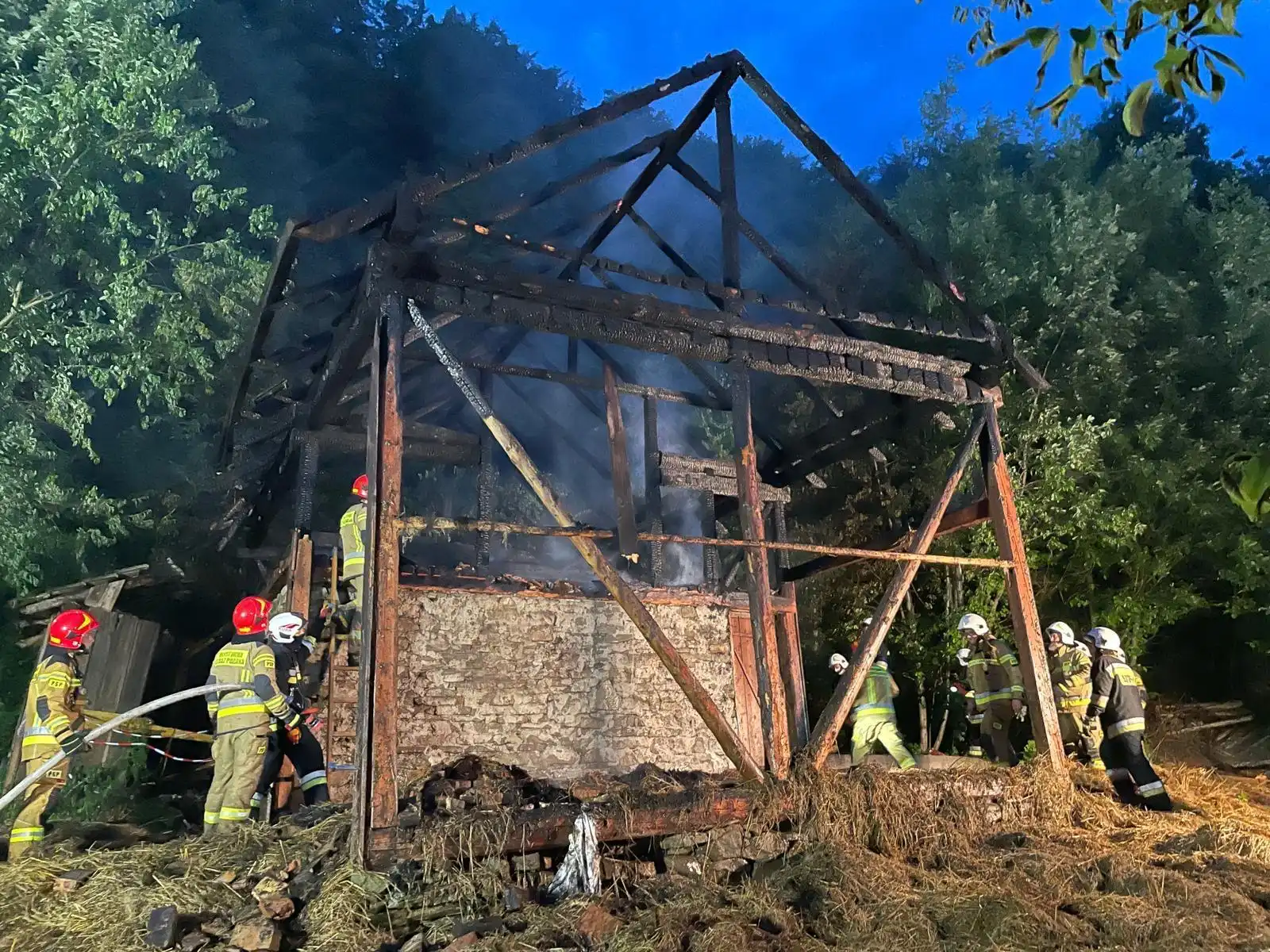 Pożar w Zabrzeży. Spłonął budynek gospodarczy