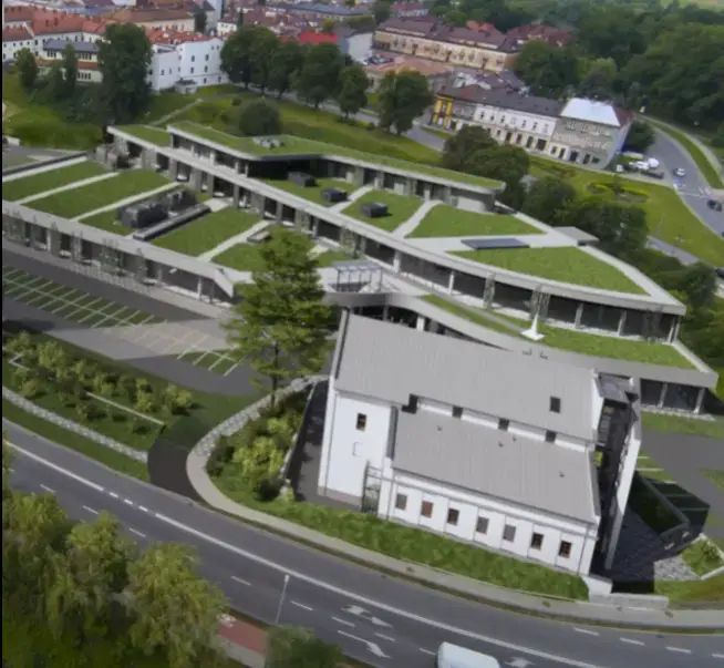 Ciężki sprzęt na placu. Historyczny młyn przechodzi przemianę