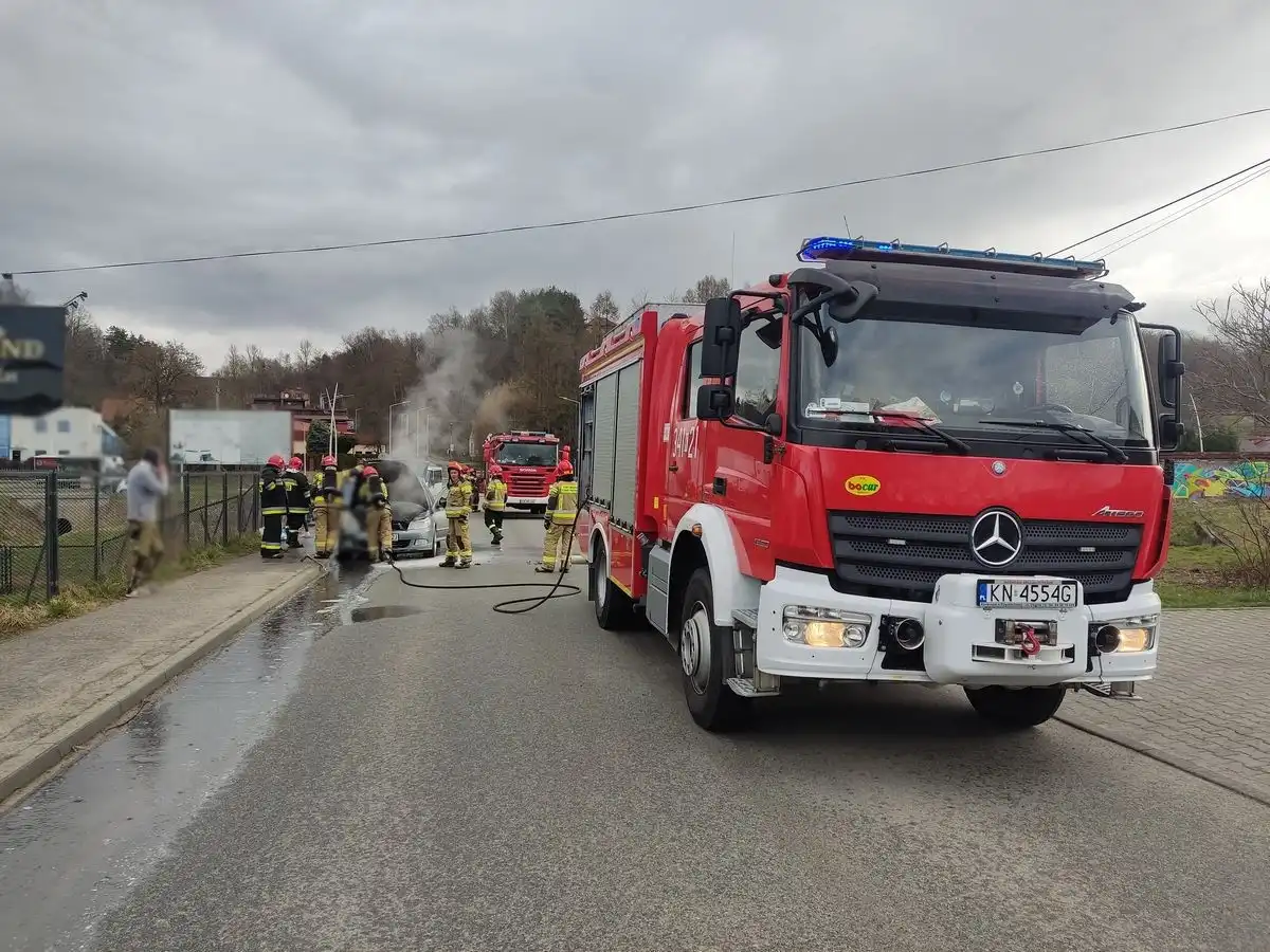 Nowy Sącz: Strażacy gasili pożar osobówki. Ogień pojawił się w komorze silnika