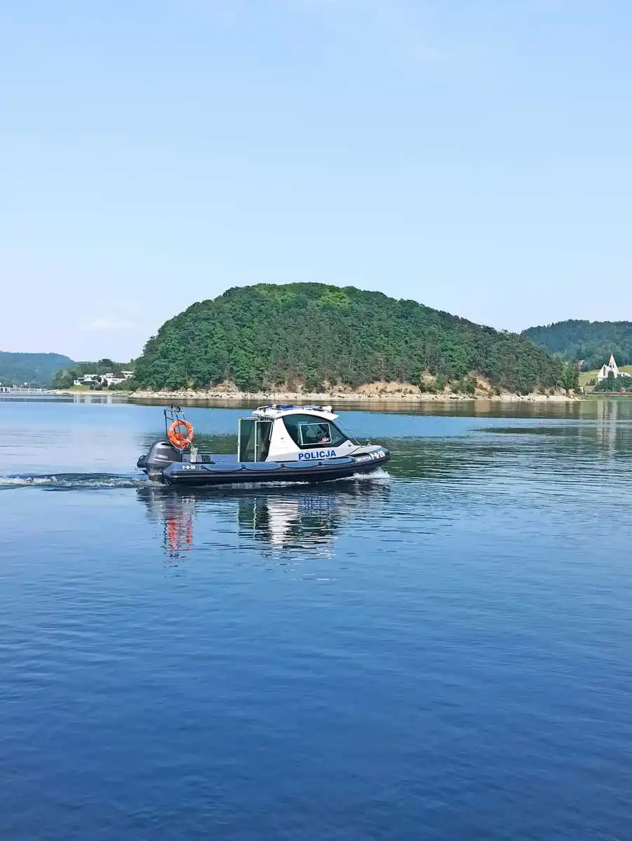 Fala zalała kajaki na środku Jeziora Rożnowskiego. Trzech mieszkańców powiatu gorlickiego uratowali policyjni wodniacy