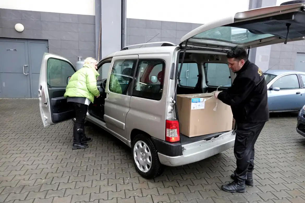 Powiat nowosądecki: Maseczki pojechały do DPSów i gmin