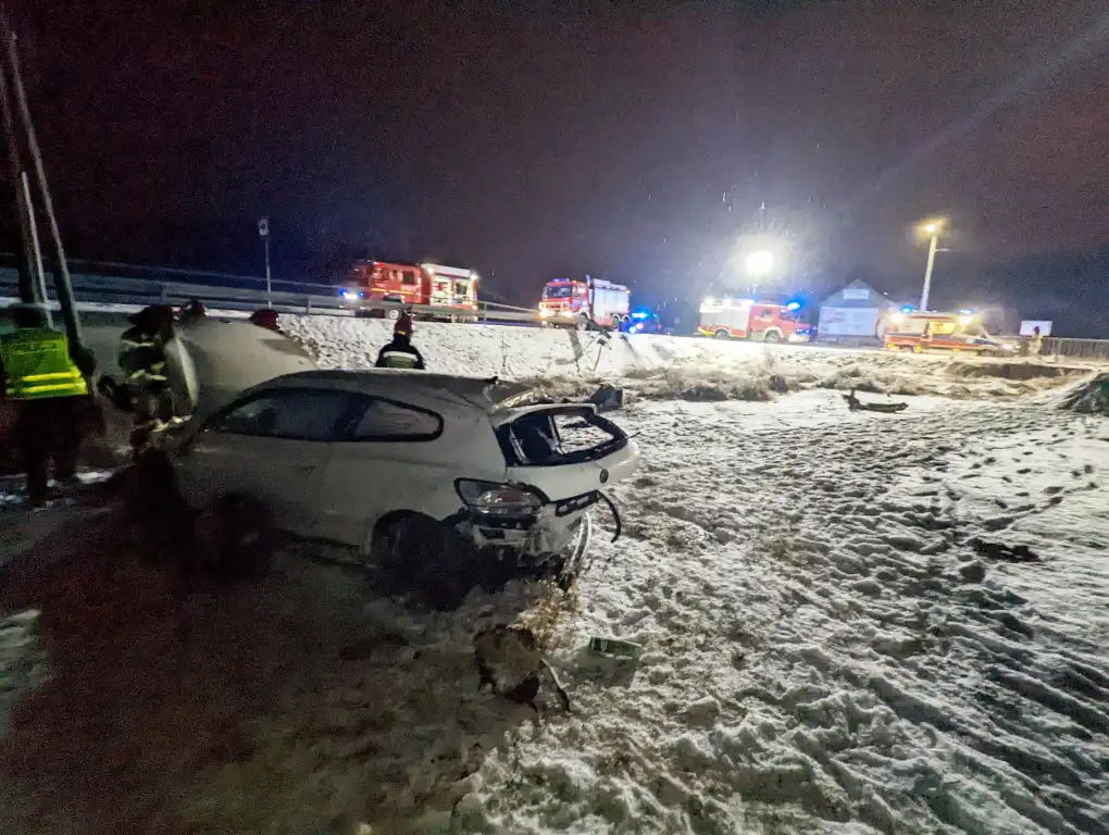 Wypadek w Paszynie. Samochód wypadł z drogi i uderzył w bariery energochłonne. Dwie osoby trafiły do szpitala