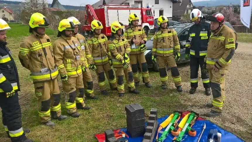 Strażacy ochotnicy uczyli się jak ratować ofiary wypadków drogowych