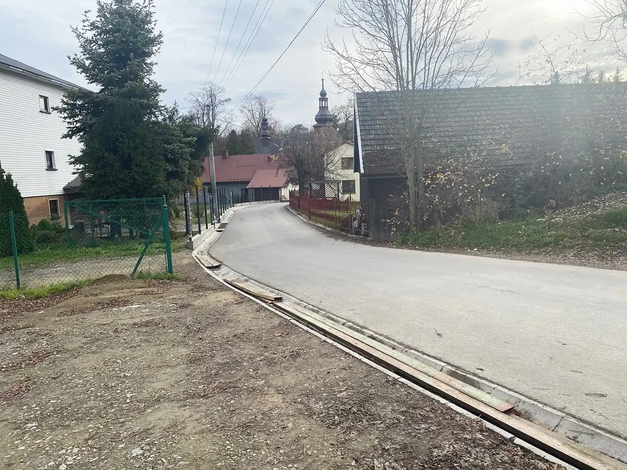 Parking przy szkole w Pisarzowej oddany do użytku mieszkańcom