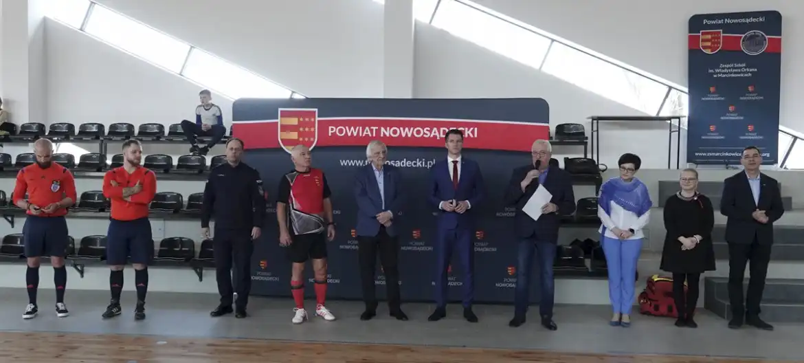 Halowy turniej piki nożnej służb mundurowych i samorządowych. Drużyna z Kamionki Wielkiej z pucharem