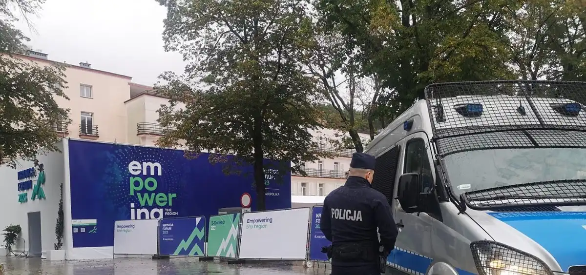 Sądeccy i kryniccy policjanci wspierani przez mundurowych z Krakowa dbali o bezpieczeństwo podczas konferencji „Krynica Forum 2023”