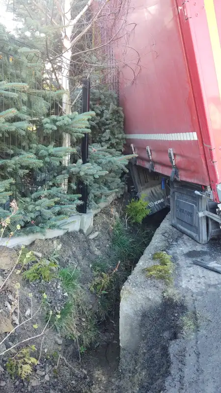 Kamionka Mała: naczepa ciężarówki wypadła z jezdni. Uszkodziła metalowe ogrodzenie