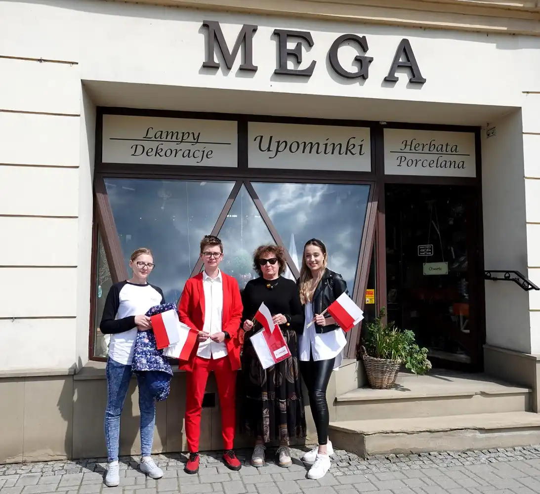 Rozdawali Flagi na święto Flagi