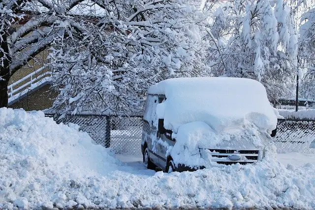 Zamarznięte szyby i samochód pokryty śniegiem – czym grozi taka jazda?