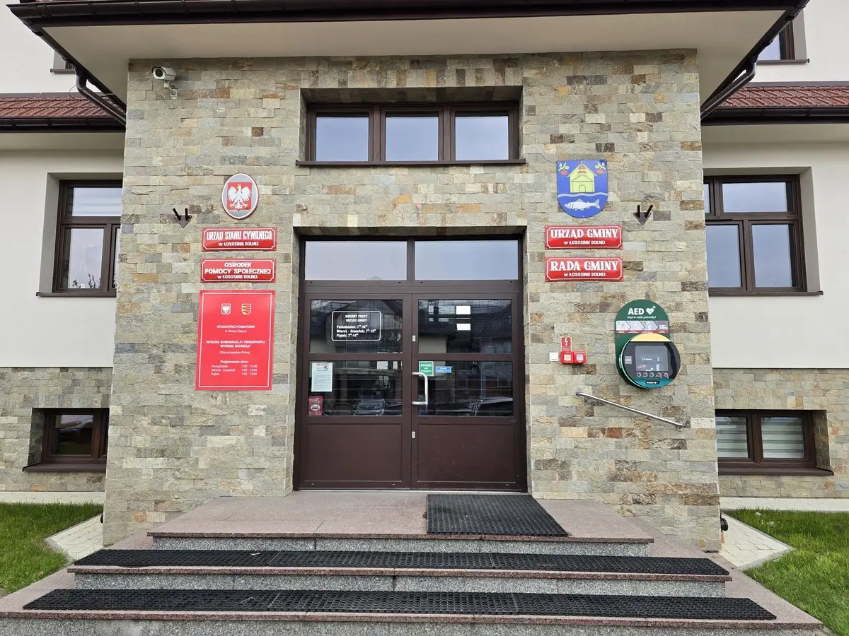 Każda sekunda ma znaczenie. Nowy defibrylator przy urzędzie gminy