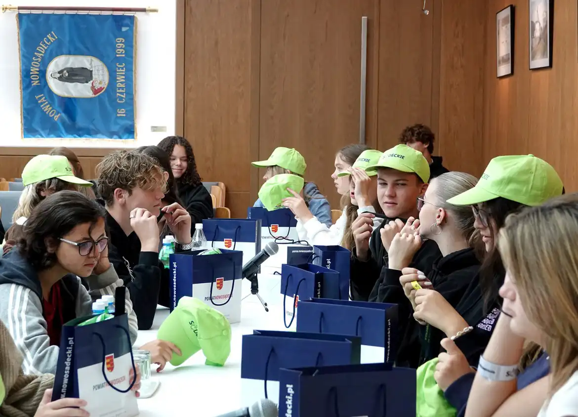 Uczniowie z Polski, Słowacji i Niemiec gościli w Starostwie Powiatowym w Nowym Sączu