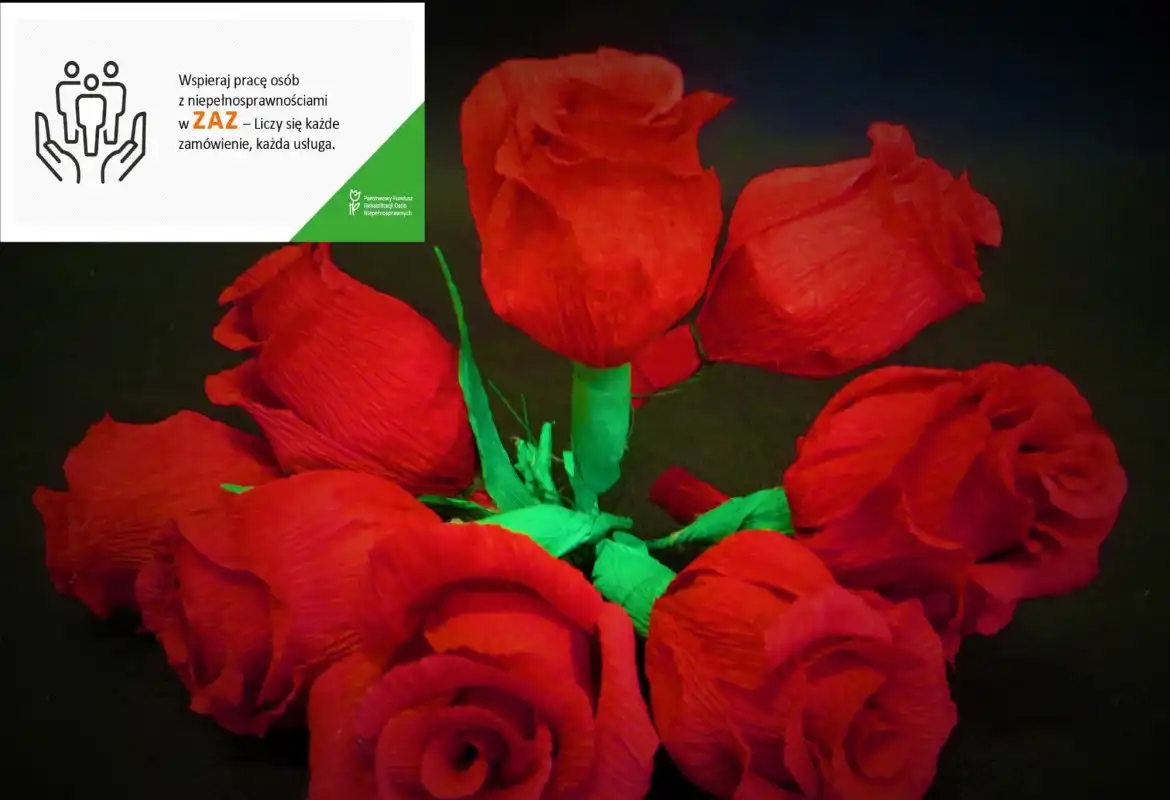 W ZAZ w Nawojowej osoby z niepełnosprawnościami robią świąteczne ozdoby