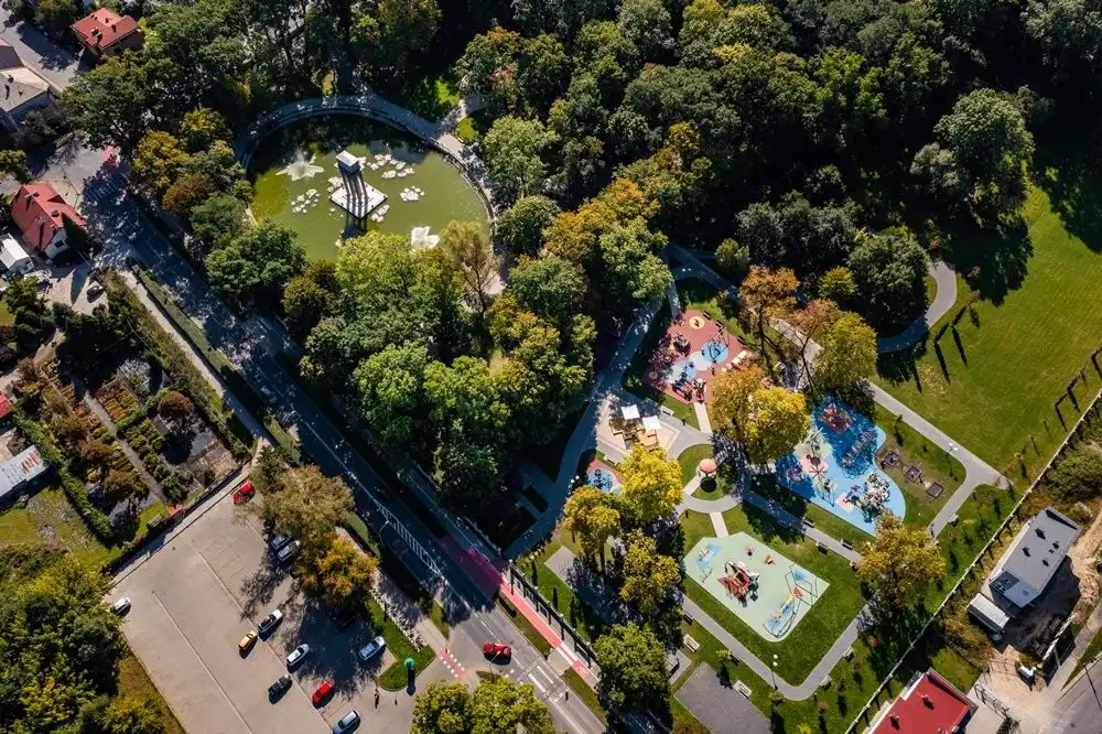 Lato idzie przez park