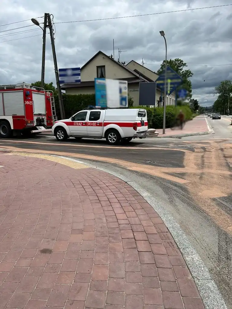 Nowy Sącz, ul. Nawojowska: Na jezdnie wyciekły płyny eksploatacyjne. Interweniowali strażacy