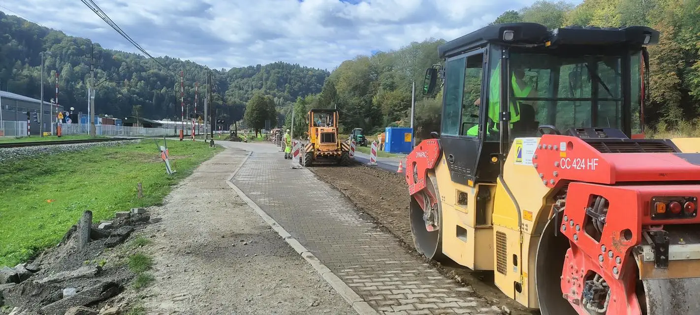 Nowa nawierzchnia i większe bezpieczeństwo. Trwa przebudowa DW 971