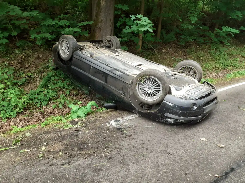 W miejscowości Lipie dachowało osobowe Volvo. pojazdem podróżowała kobieta z dziećmi